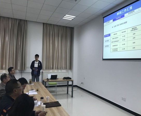 万象城娱乐awc线路组织新进教师进行首聘期满述职汇报